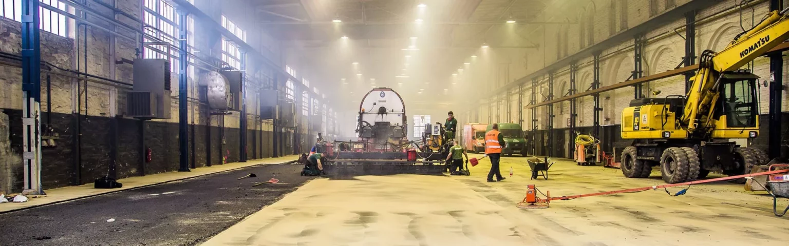 Das Team von Dalhoff bei der Arbeit in einer Halle