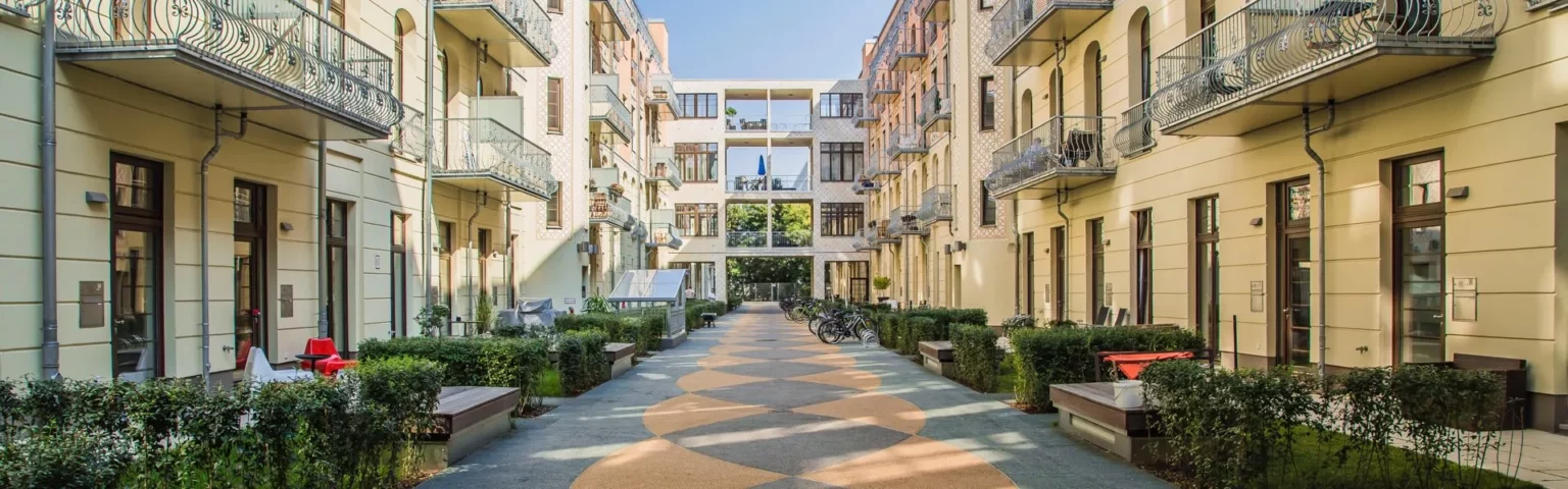 Angelegtes Grün in einer Straße